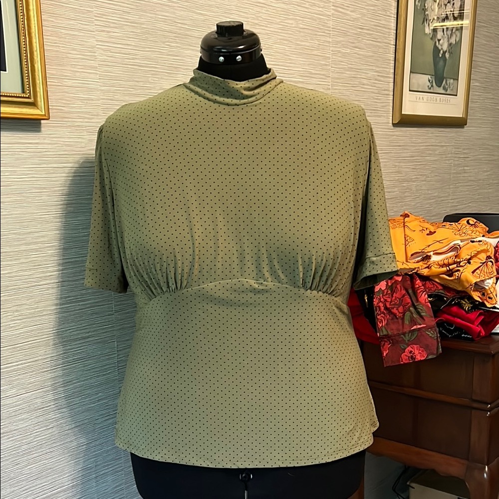 PUG Victoria top olive and black